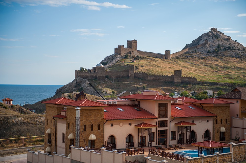 Отель "Перчем" и вид на крепость Отели Судака с видом на крепость